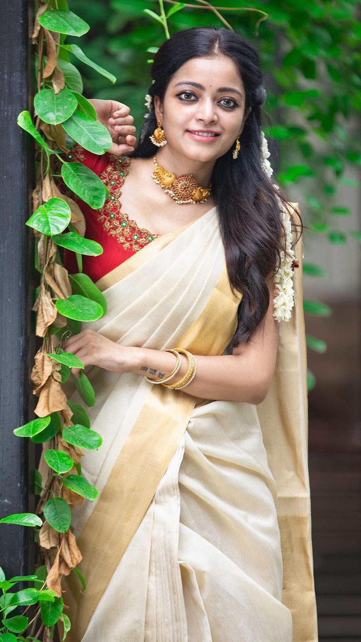 Kalyani Priyadarshan Instagram - Guide to dressing like a Mallu kutty  Ammede Jimmiki Kammal. Check Kerala half