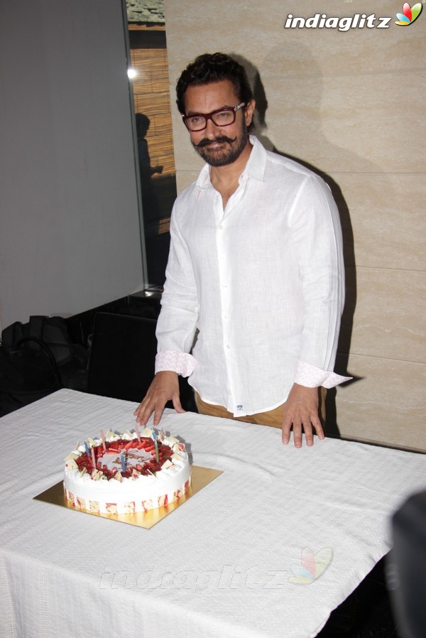 Aamir Khan Celebrates his 52nd Birthday With Media