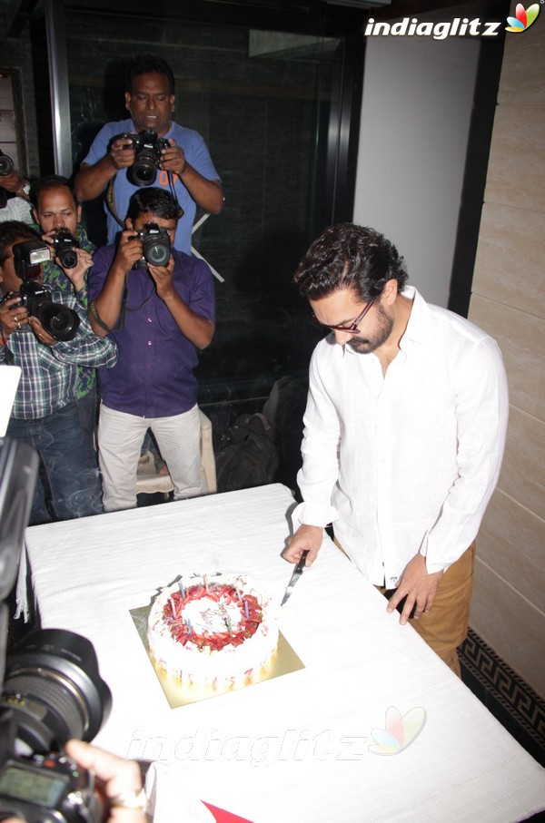 Aamir Khan Celebrates his 52nd Birthday With Media