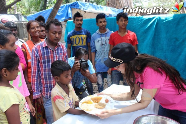 Amisha Patel Feeding Poor People Home Cooked Food Outside