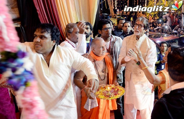 Amitabh Bachchan Visits Mankeshwar Mandal's Ganpati