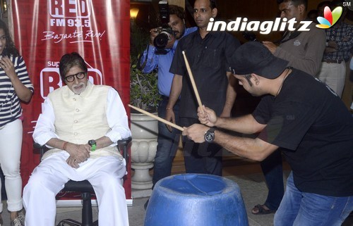 Amitabh Bachchan Enjoys Performance by Dharavi Rock Band