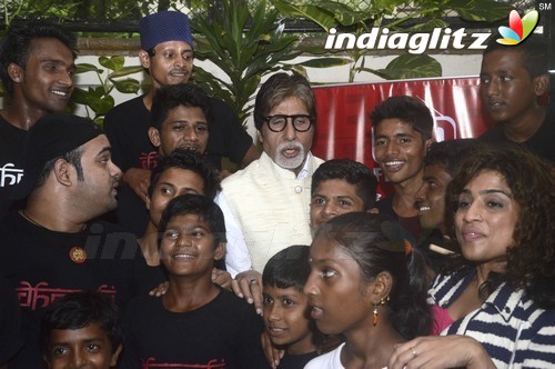 Amitabh Bachchan Enjoys Performance by Dharavi Rock Band