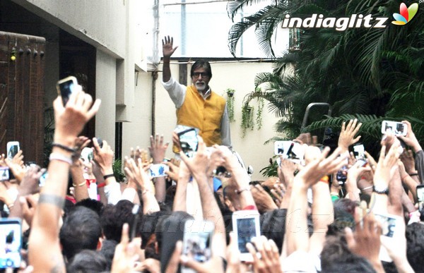 Amitabh Bachchan Waves to Fans Outside His Jalsa Bunglow