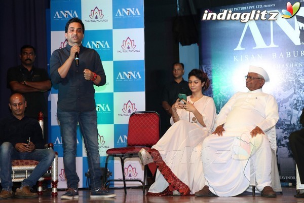 Tanishaa Mukerji & Anna Hazare at Poster Launch of Film 'Anna'