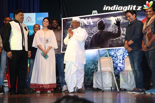 Tanishaa Mukerji & Anna Hazare at Poster Launch of Film 'Anna'