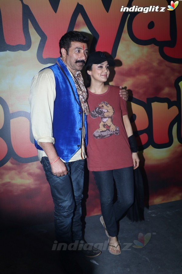 Sunny Deol, Preity Zinta at 'Bhaiyyaji Superhit' On Location Shoot