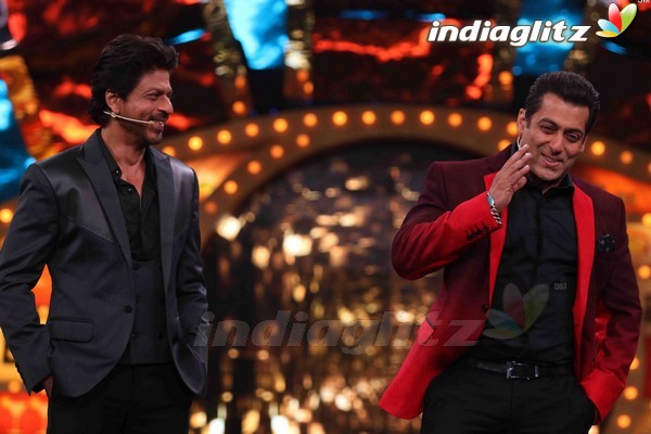 Shah Rukh Khan & Salman Khan at Film 'Raees' Promotions on Bigg Boss Season 10