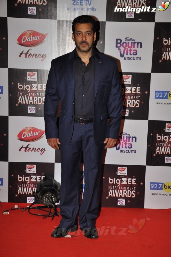 Salman, Kajol, Alia, Tiger, Shahid, Sushant at BIG ZEE Entertainment Awards 2017