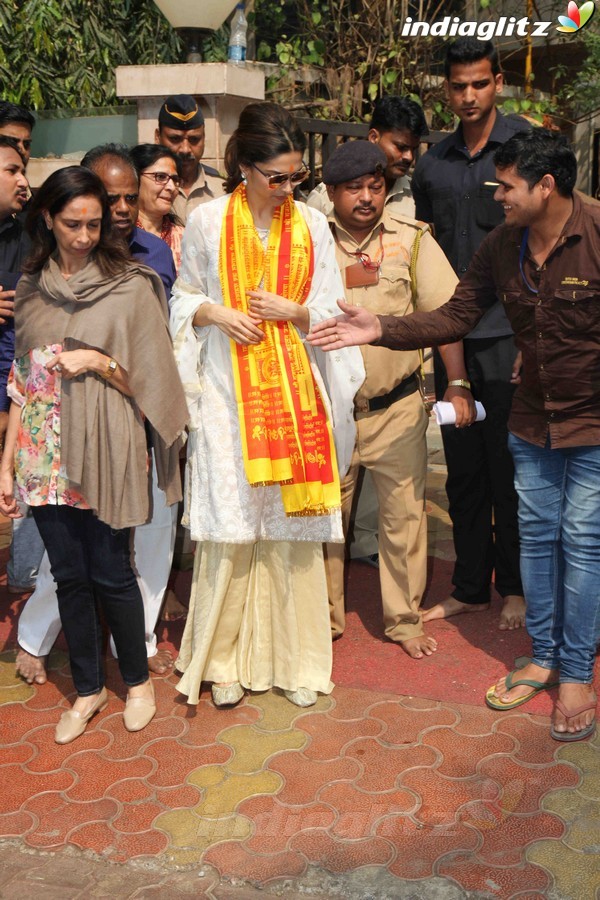 Deepika Padukone Visits Siddhivinayak Temple for 'Tamasha' Release