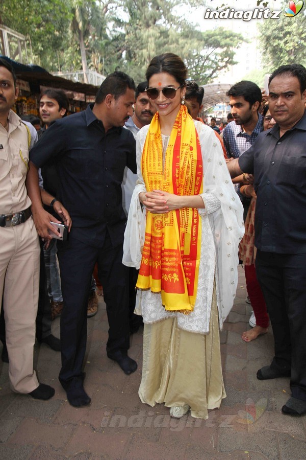 Deepika Padukone Visits Siddhivinayak Temple for 'Tamasha' Release