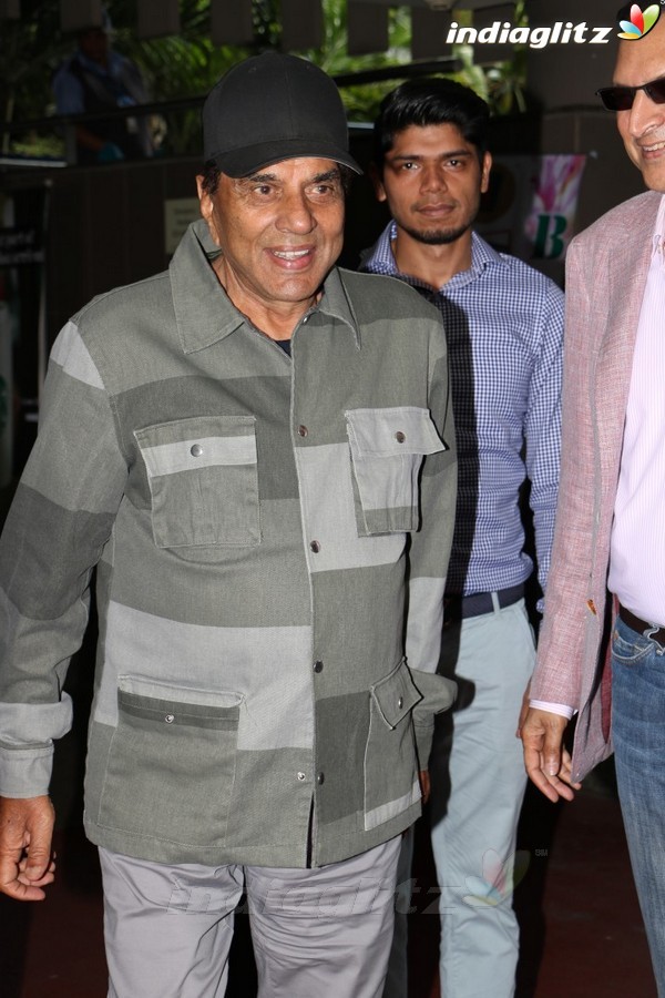 Dharmendra Spotted at International Airport