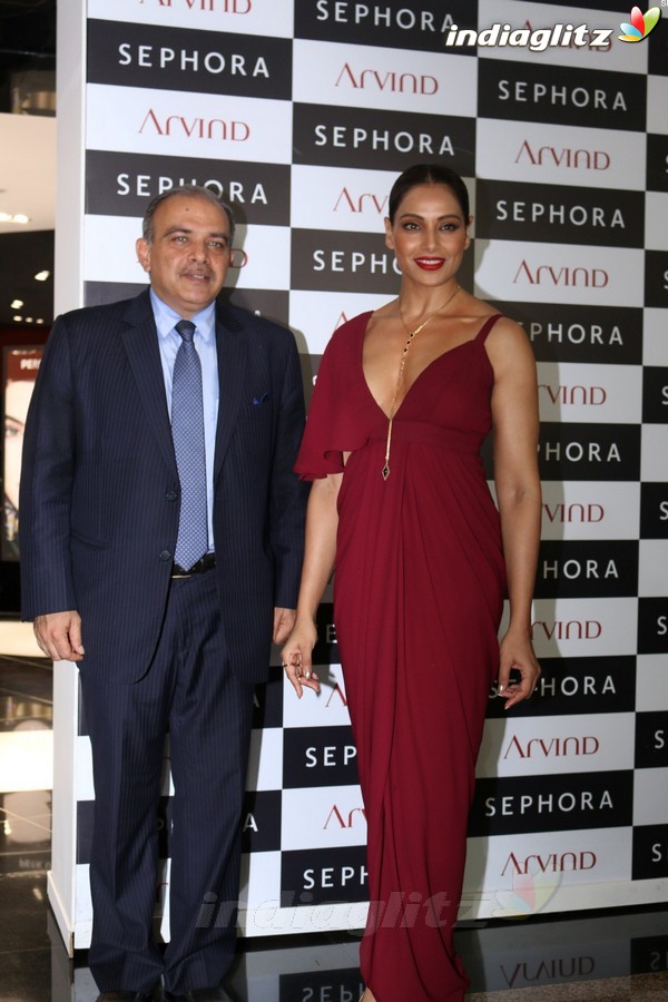 Bipasha Basu, Esha Gupta at Sephora-Brand of Perfumes Store Launch
