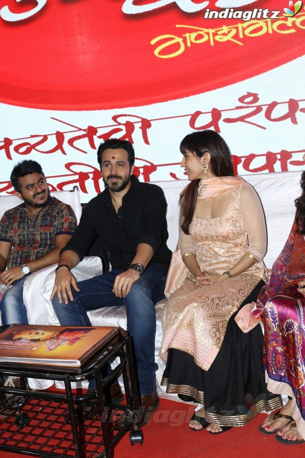 Events Emraan Hashmi Visits Mumbai Cha Raja Ganesh Galli Movie