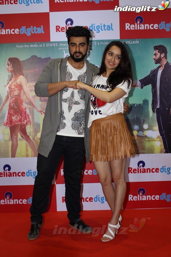 Shraddha Kapoor & Arjun Kapoor Promote 'Half Girlfriend' at Reliance Digital Store