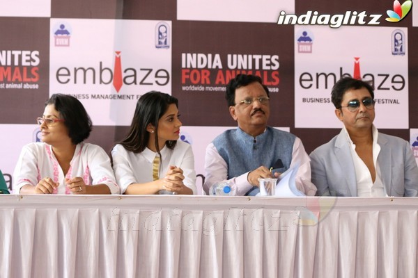 Sukhwinder Singh, Anushka Ranjan & Jennifer Winget at Mithibai Social Cause Event