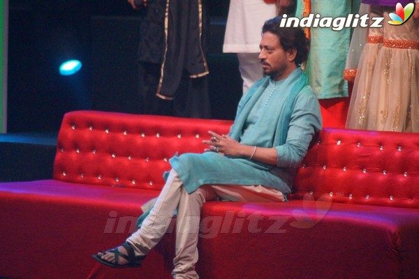 Irrfan Khan Promotes 'Madaari' on Sets of Sa Re Ga Ma