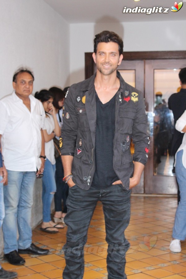 Hrithik Roshan Meets 100 Lucky Winners of 'Kaabil' Contest