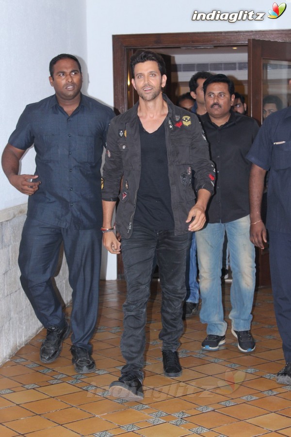 Hrithik Roshan Meets 100 Lucky Winners of 'Kaabil' Contest