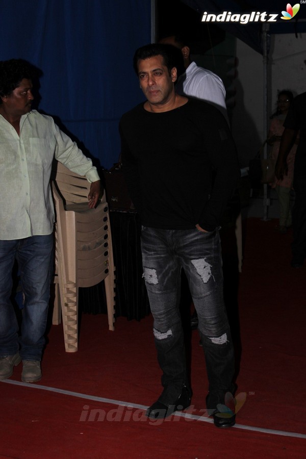 Salman Khan Spotted At Mehboob Studio for Promotion Of 'Tubelight'