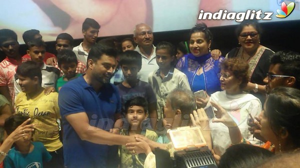 R Madhavan Celebrates His Birthday With His Fan by attending Screening of 'Saala Khadoos'