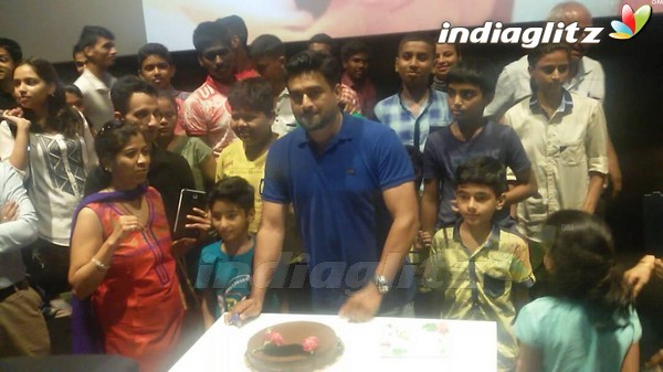 R Madhavan Celebrates His Birthday With His Fan by attending Screening of 'Saala Khadoos'