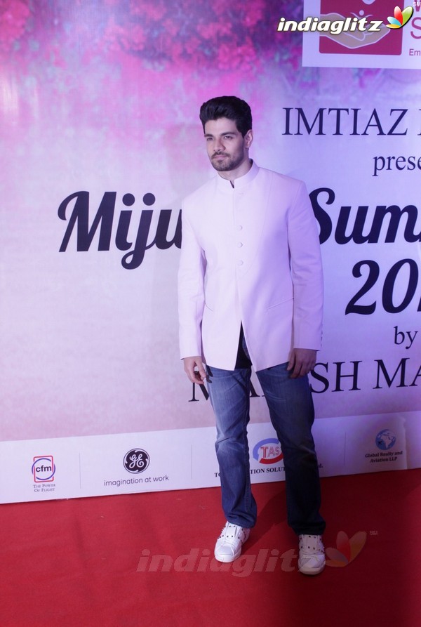Shah Rukh Khan, Anushka Sharma Walk the Ramp for Shabana Azmi's Mijwan-Summer 2017 Show