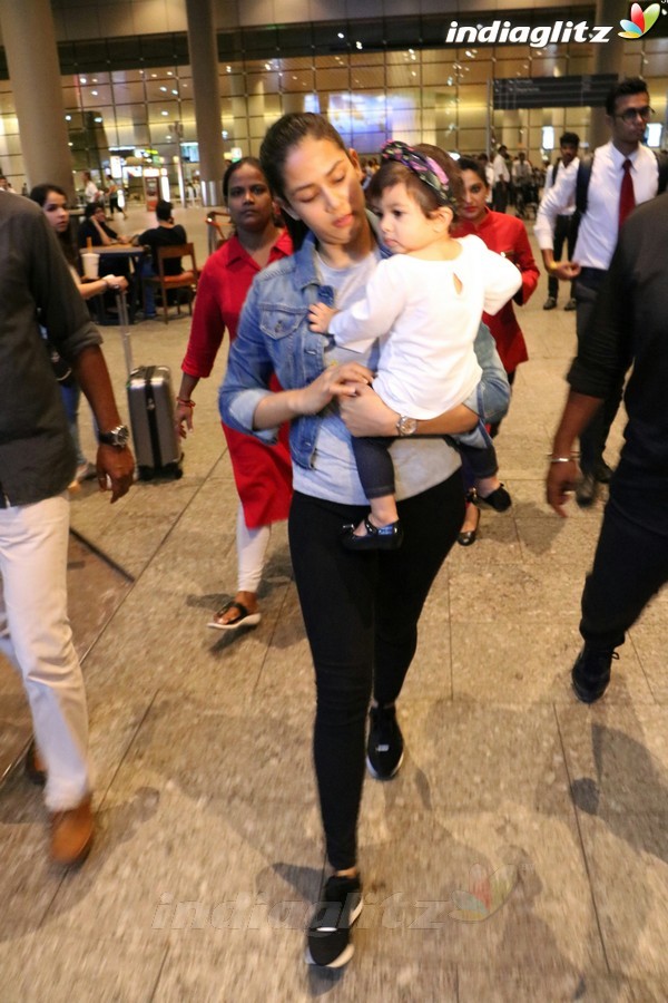 Shahid Kapoor, Mira Rajput & Her Daughter Spotted at Airport