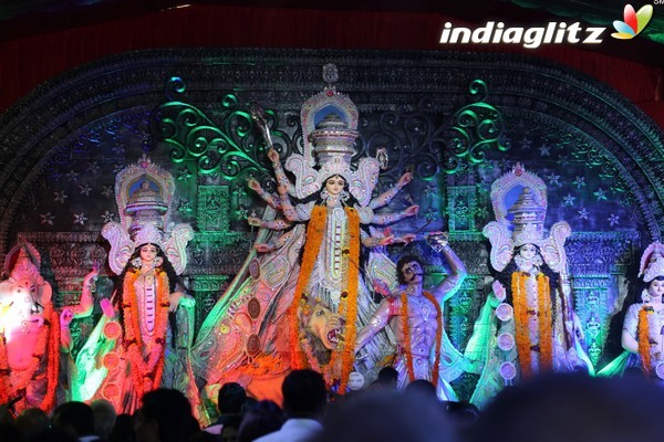 Kajol & Alia Bhatt Visit North Mumbai Durga Puja 2016