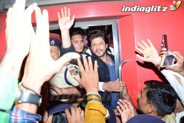 Shah Rukh Khan Start Promotional Journey of 'Raees' in Shatabdi Express
