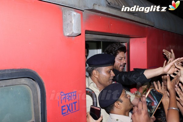 Shah Rukh Khan Start Promotional Journey of 'Raees' in Shatabdi Express