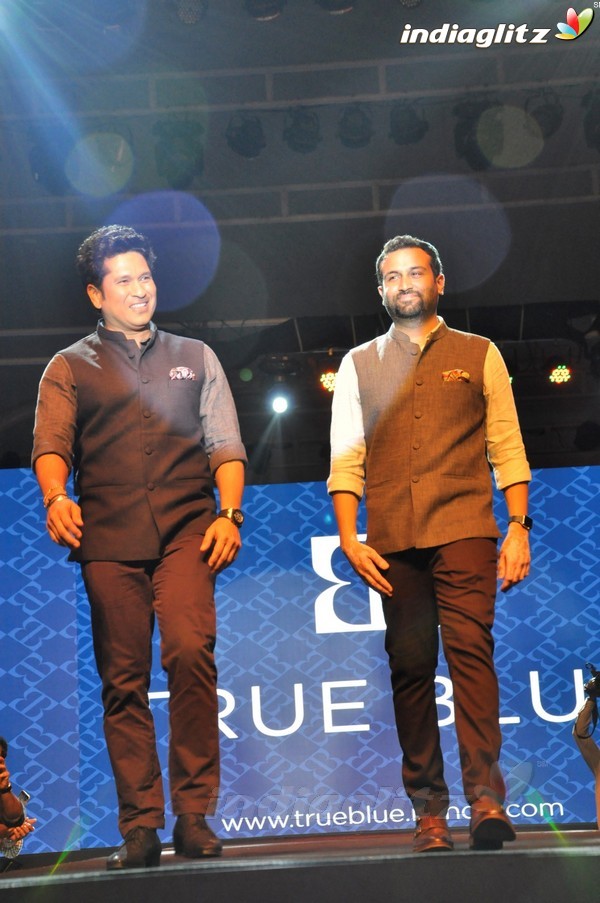 Riteish Deshmukh & Sachin Tendulkar walk the Ramp at True Blue Store
