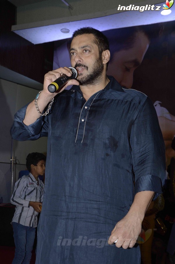 Salman, Sonam Promote 'Prem Ratan Dhan Payo' with Dharavi Kids