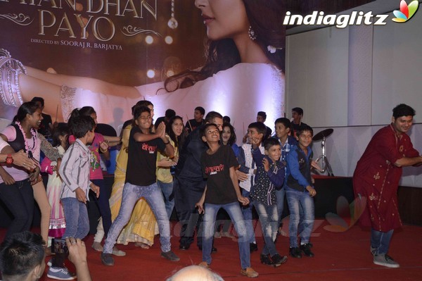 Salman, Sonam Promote 'Prem Ratan Dhan Payo' with Dharavi Kids