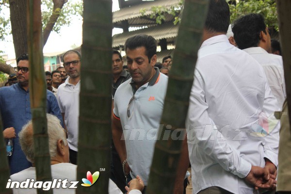 Salman, Arbaaz,  Attend Funeral of Prashant Gunjalkar's Father
