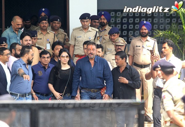 Sanjay Dutt Released from Yerawada Central Jail