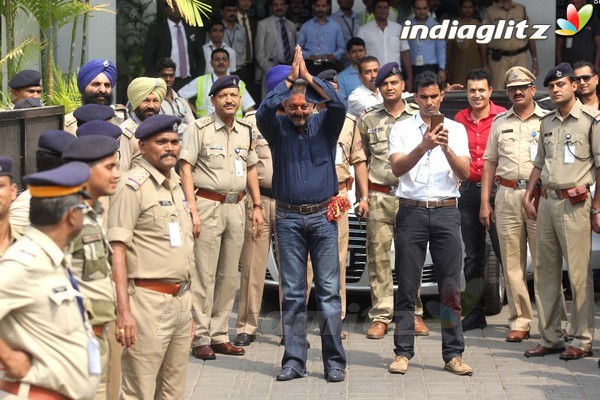 Sanjay Dutt Released from Yerawada Central Jail