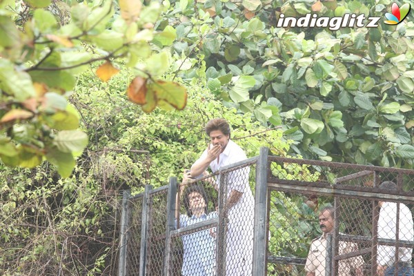 Shah Rukh Khan & Abram Celebrate Eid With Fans