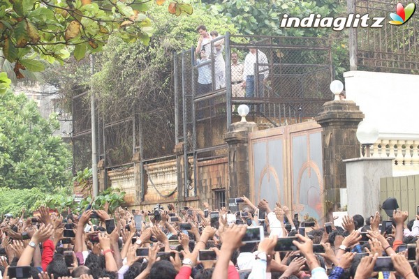 Shah Rukh Khan & Abram Celebrate Eid With Fans