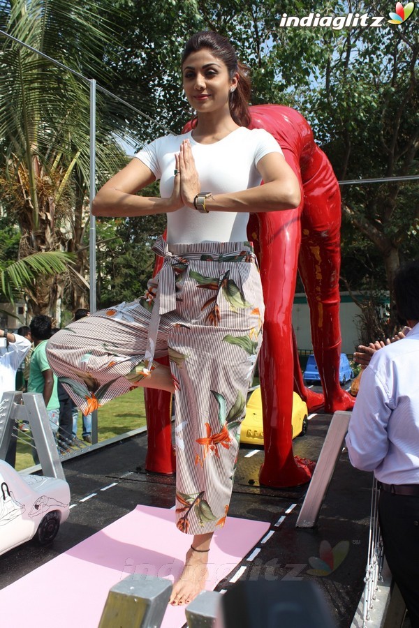 Shilpa Shetty Inaugurates Her Yoga Posed Statue