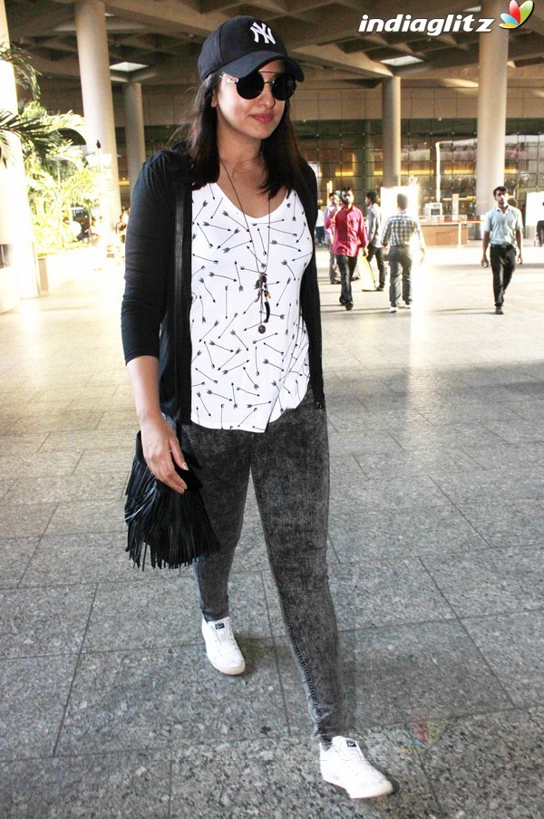Sonakshi Sinha Spotted at Mumbai Airport