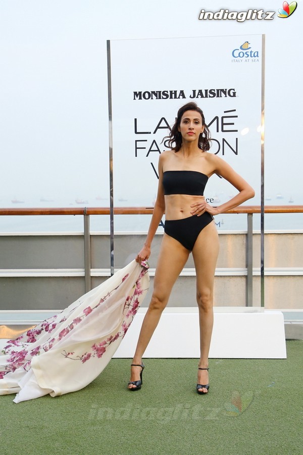 Sonakshi Sinha at Opening of Lakme Fashion Week 2017