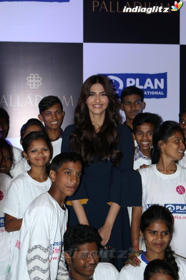 Sonam Kapoor at 7th Anniversary Celebration of Leading Indian Artists