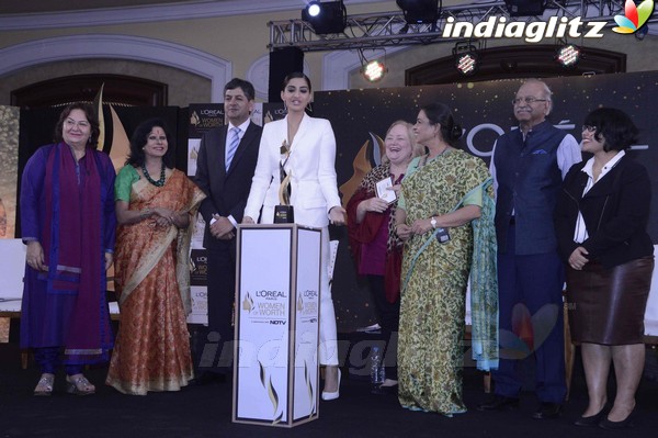 Sonam Kapoor at Celebration of Fiery Spirit of Woman Of Worth 2016