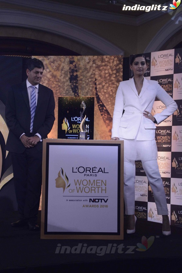 Sonam Kapoor at Celebration of Fiery Spirit of Woman Of Worth 2016