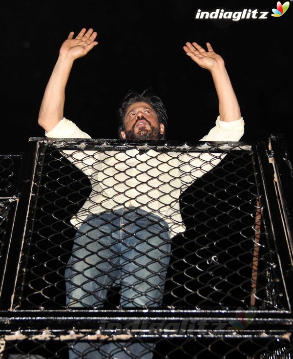 SRK waves to Fans outside Mannat on his 50th Birthday