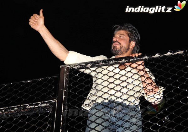SRK waves to Fans outside Mannat on his 50th Birthday