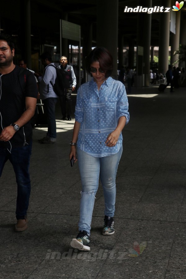 Sunidhi Chauhan Spotted at Airport