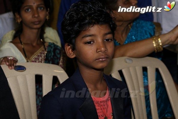 'Lion' Fame Sunny Pawar Takes Blessing of Thackeray Family