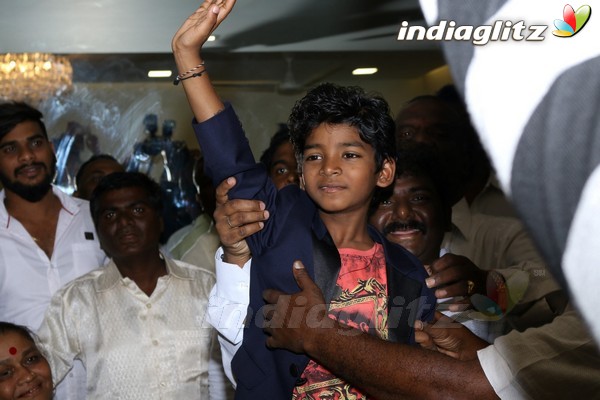 'Lion' Fame Sunny Pawar Takes Blessing of Thackeray Family